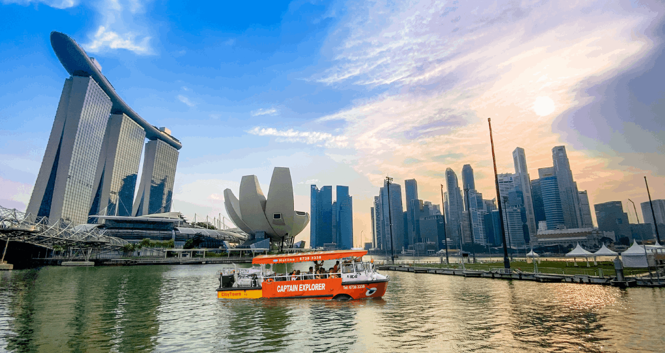 Captain Explorer DUKW™ amphibious vehicle splashing into Marina Bay – a unique land-and-sea tour included in the 3-day Singapore Easy Pass itinerary