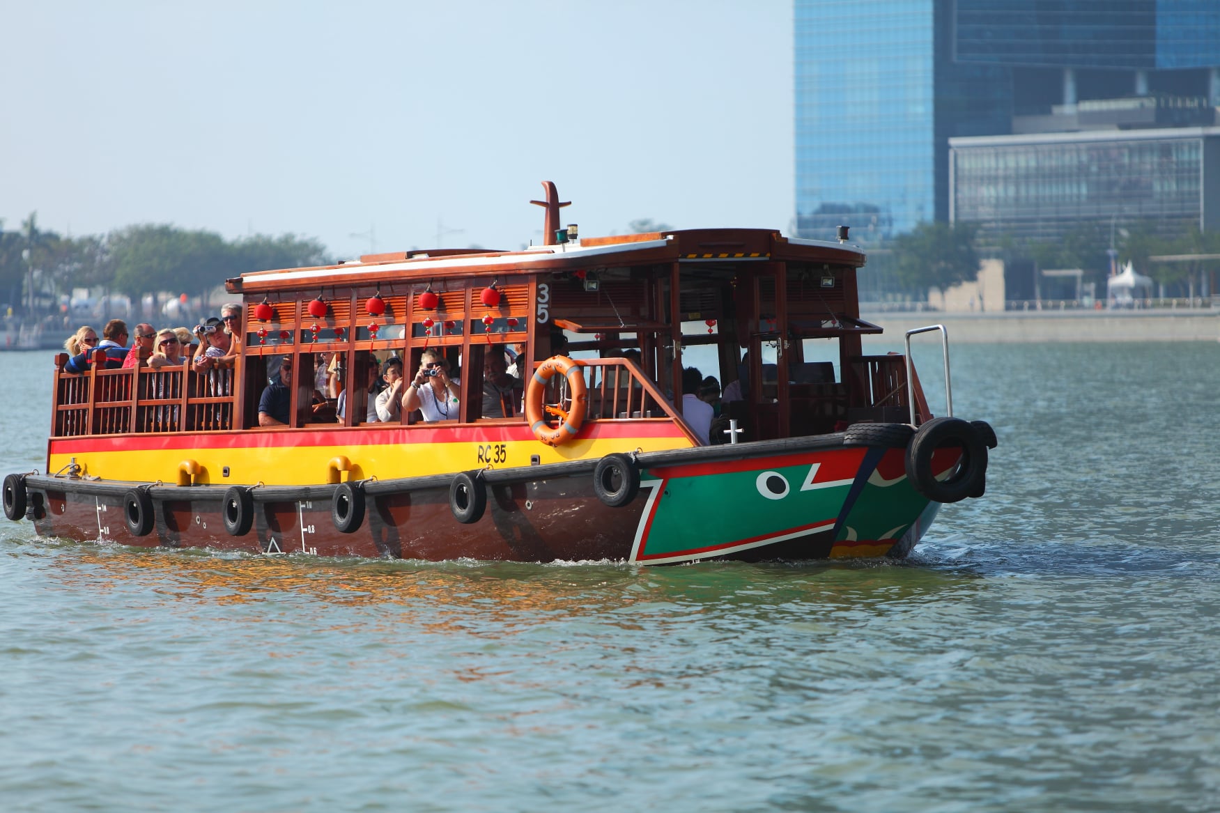 Family enjoying a Singapore river cruise bumboat ride during a 2025 family adventure in Singapore