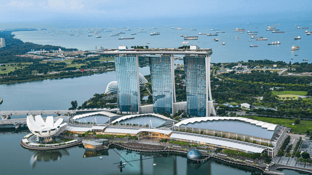 Aerial view of Marina Bay Sands, ArtScience Museum and the Singapore skyline, highlighting iconic sights to explore with City Tours.