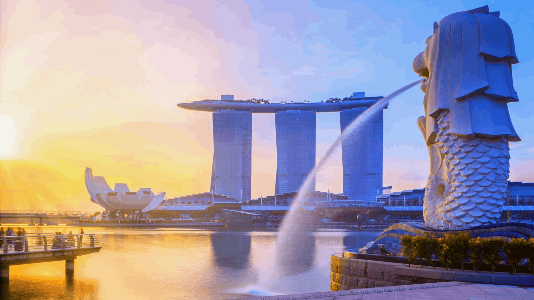 Merlion Park with Marina Bay Sands in the background, a classic Singapore sightseeing stop for travellers on a one-day stopover itinerary.