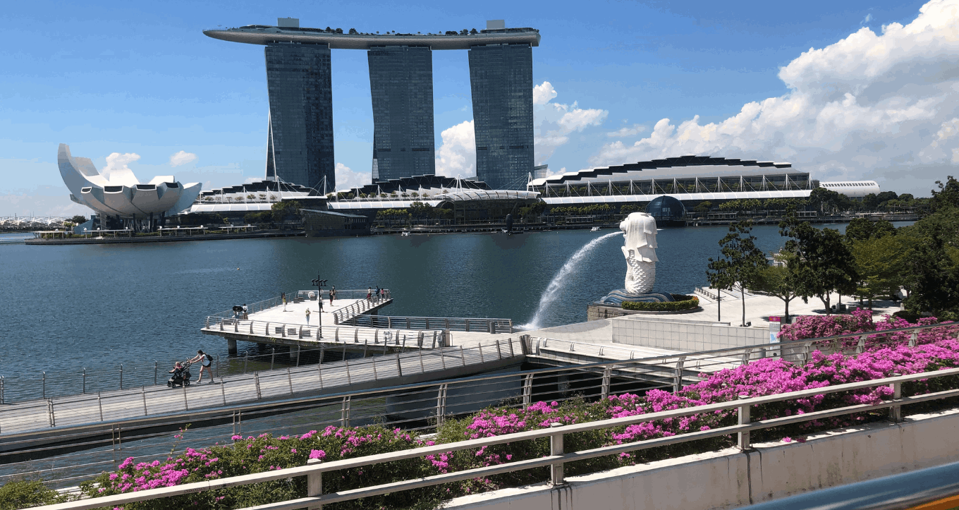 Cruise along the Singapore Marina Bay