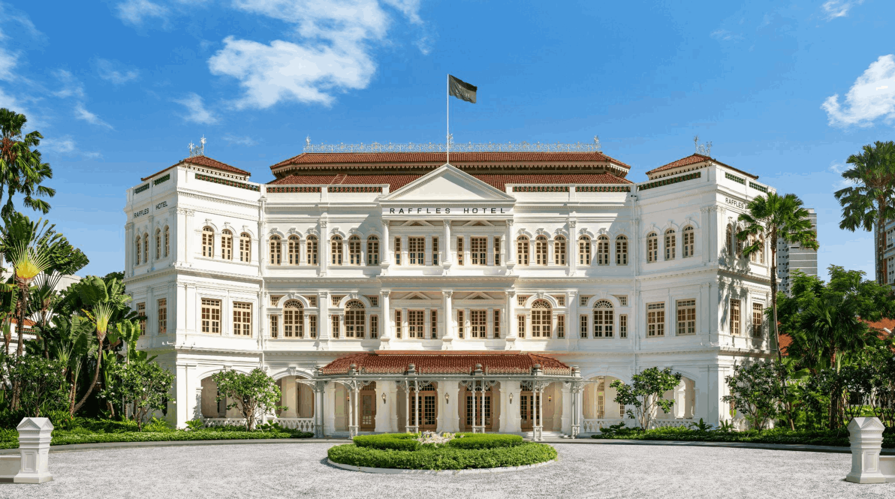 Elegant colonial architecture of Raffles Hotel Singapore – a historic and luxurious must-see for Indian tourists seeking heritage experiences