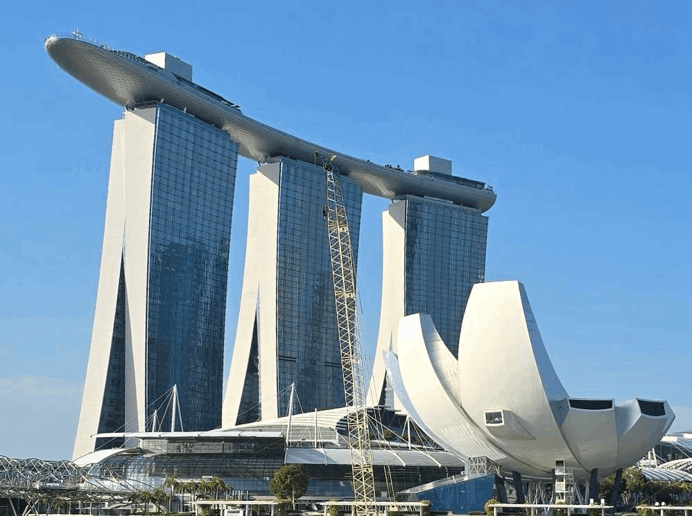 Marina Bay Sands and ArtScience Museum under blue skies in Singapore – a must-see landmark for visitors in September.
