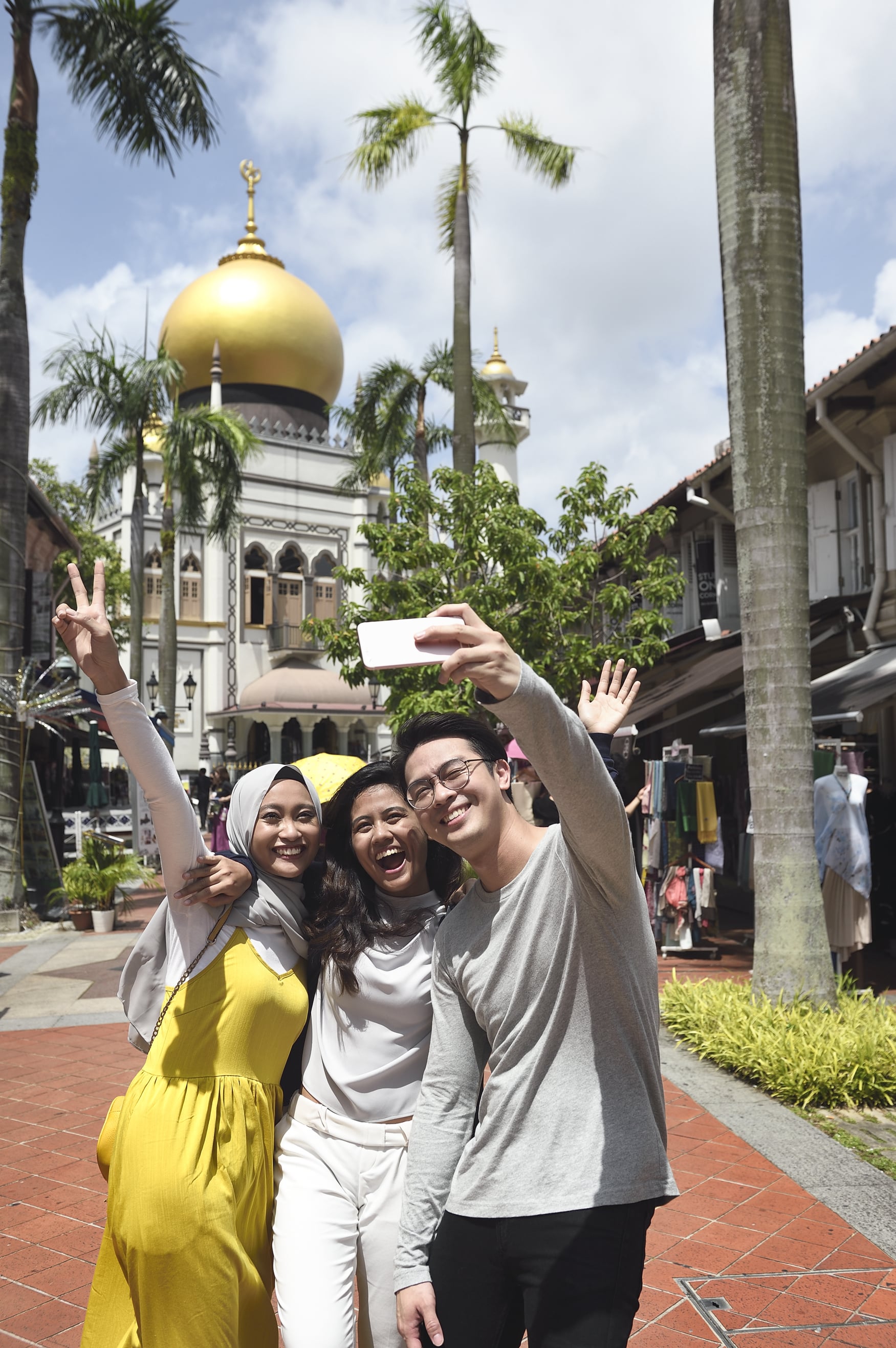 Visit the iconic Sultan Mosque during Hari Raya Puasa 2025 in Singapore with City Tours' FunVee Open-Top Bus for a rich cultural experience.